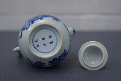 Een Chinese blauwwitte dekselkan met decor van antiquiteiten, Kangxi